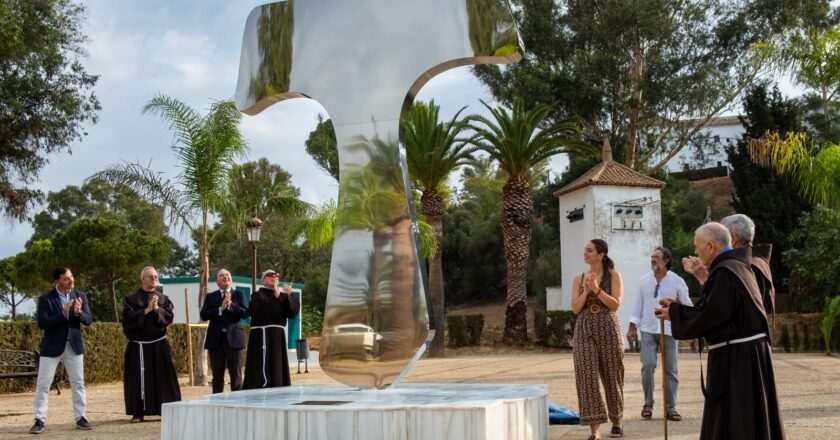 La Diputación introduce la cruz Tau en La Rábida como símbolo de la huella franciscana en la historia de Huelva
