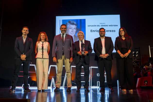 Rada Rassimov es galardonada con el premio ‘Tabernas de Cine’ en el Almería Western Film Festival 2023