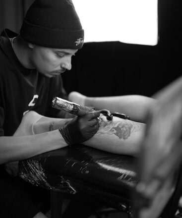 Guzmán Tattoo, realismo en blanco y negro con un enfoque personalizado