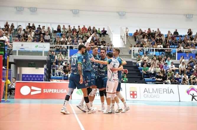 Unicaja Costa de Almería presenta su equipo ante la afición en el Torneo Internacional de Voleibol Almería Activa contra el Benfica