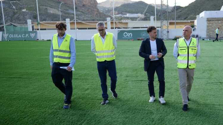 Diputación y Ayuntamiento de Olula del Río renuevan el césped del campo de fútbol