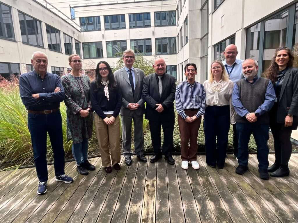 Dos jóvenes onubenses con título universitario realizan prácticas en la UE gracias al Plan HEBE Eurobecas 2026
