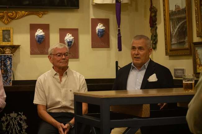 A la Gloria estrena en Sevilla sus encuentros cofrades con una cita dedicada a los capataces y la historia de la Semana Santa